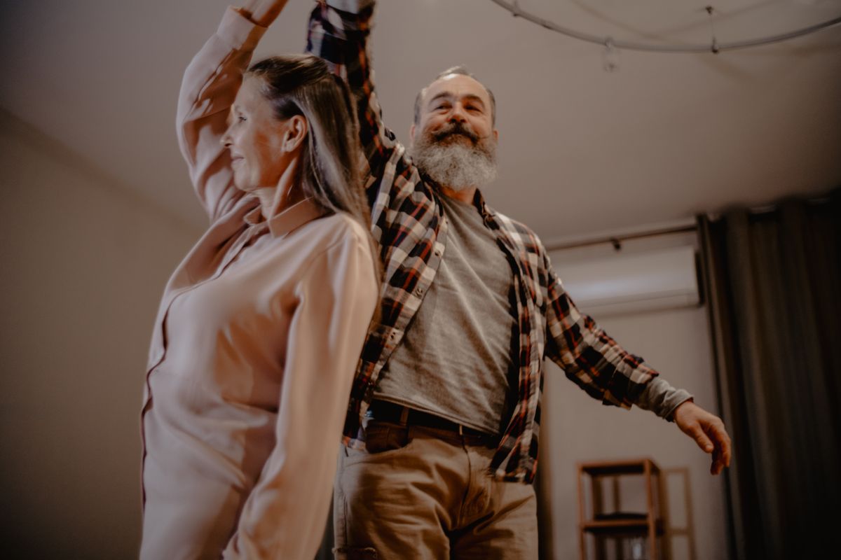 Un couple de seniors danse dans une salle de cours