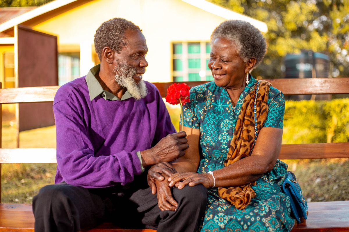 Un couple de seniors partage un moment tendre sur un banc