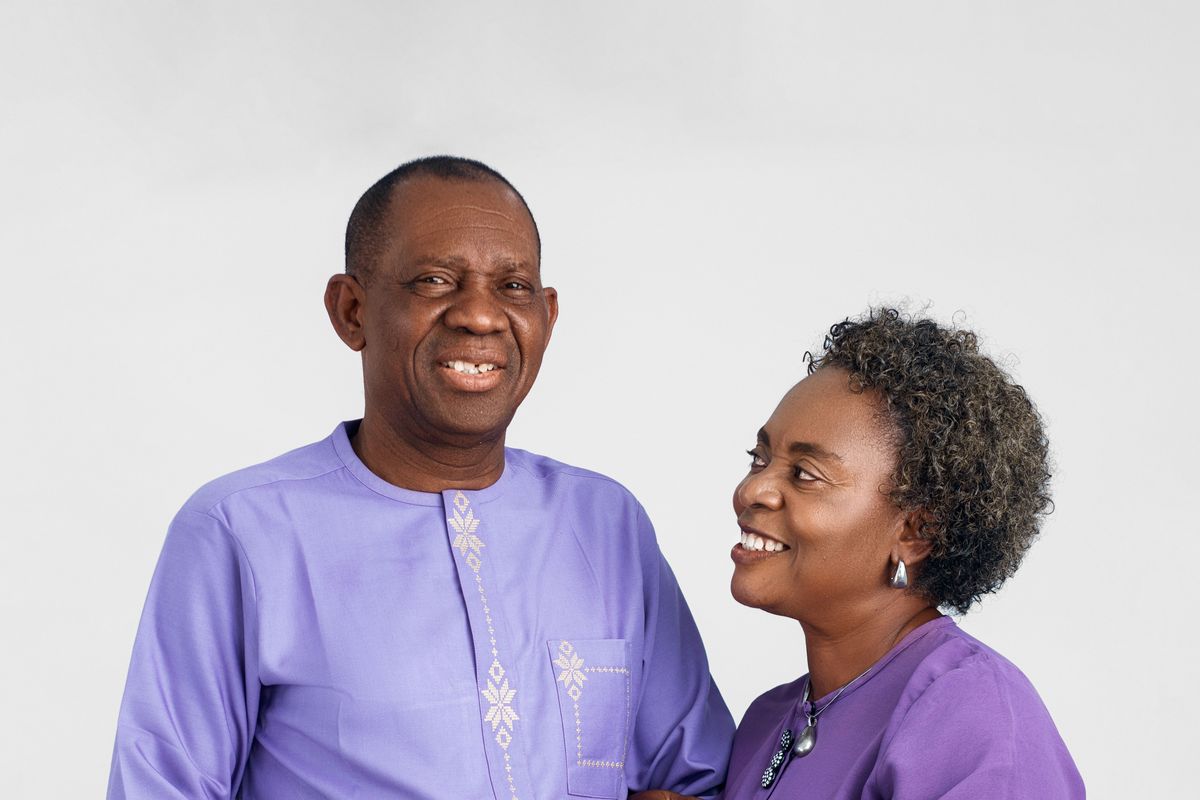 Un couple de seniors en tenues assorties se sourit