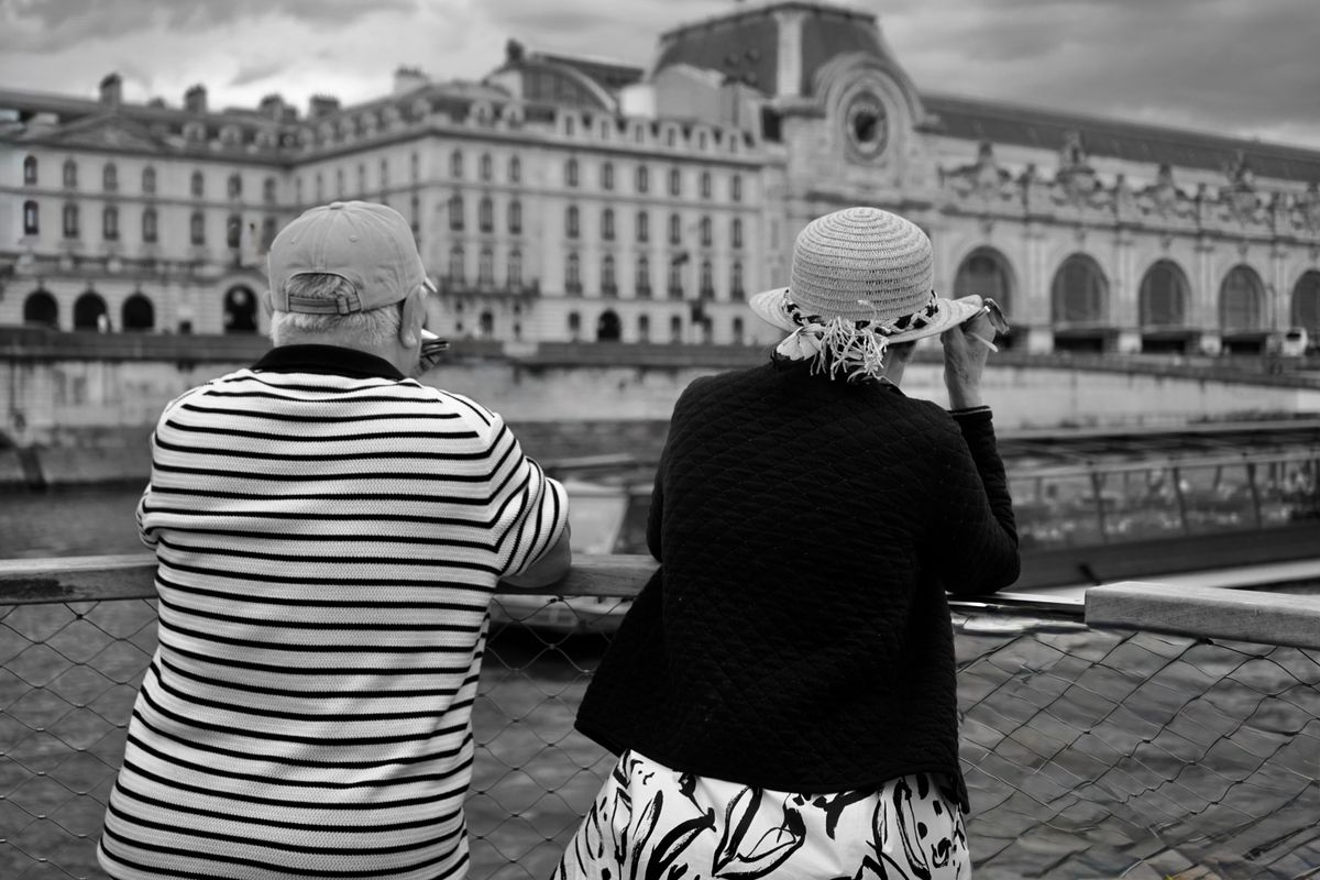 Un couple de seniors contemple la Seine à Paris