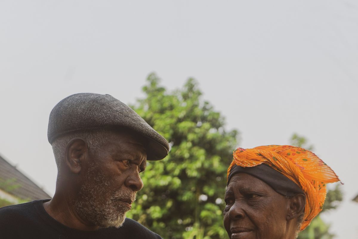 Un couple de seniors souriant en plein air